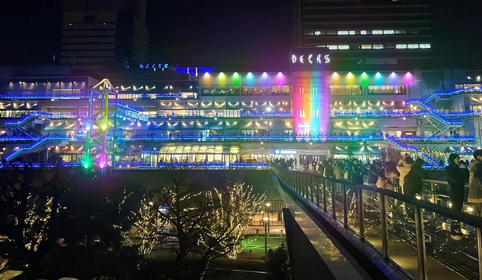 台场 DECKS Tokyo Beach 商场夜景,外墙以彩虹灯光与蓝色灯饰点亮