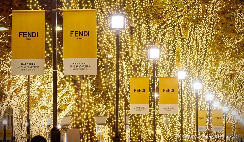 东京表参道街道挂满FENDI品牌旗帜与金色灯饰,榉树闪烁着香槟金光,展现奢华节庆气氛