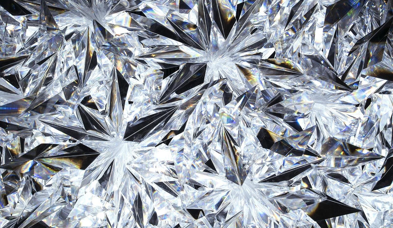 大量水晶棱镜组成的结构,反射出耀眼的银白与彩虹光芒,呈现华丽的圣诞装饰细节