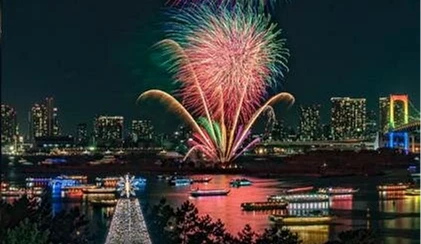 东京台场彩虹大桥夜景搭配圣诞树与烟火,呈现圣诞节限定的浪漫灯光秀