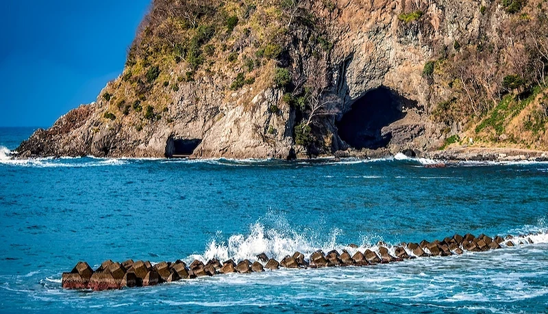 海上岩石被海侵蚀形成的洞穴