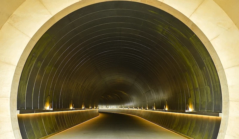 黄光的白色洞穴