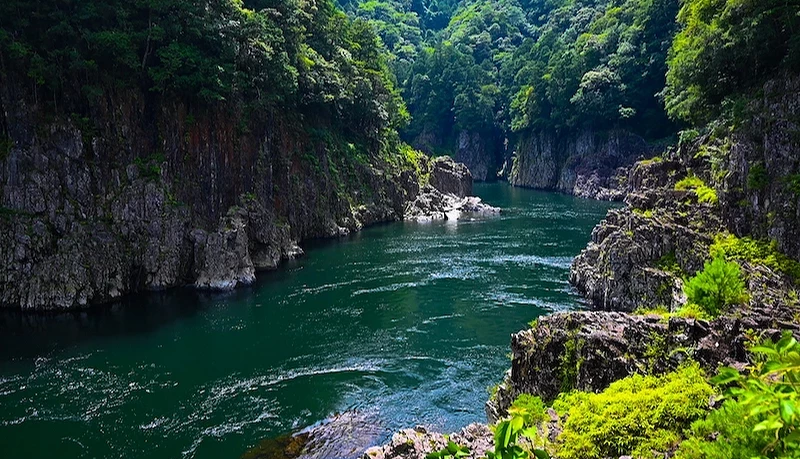 静峡的湖水和峭壁