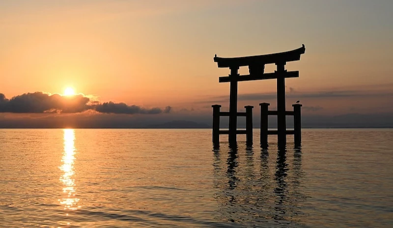 夕阳下在海中的红色鸟居