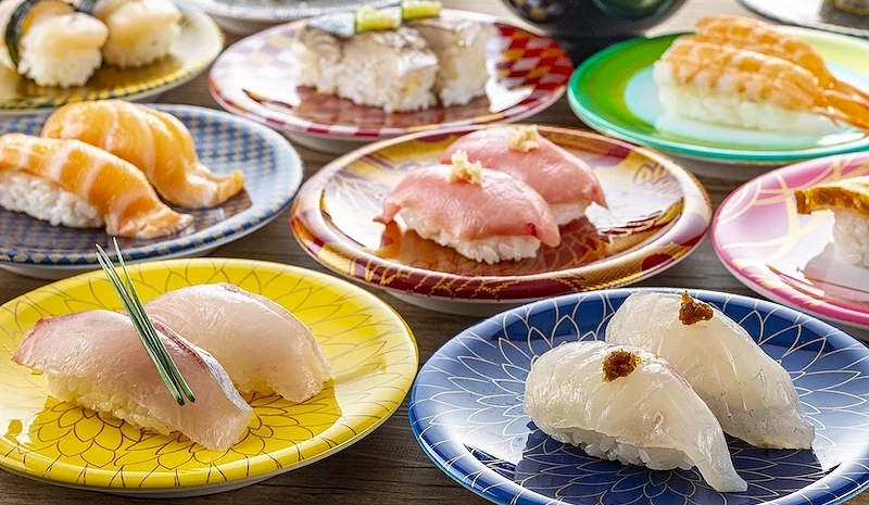 放在盘子上各种海鲜的回转寿司