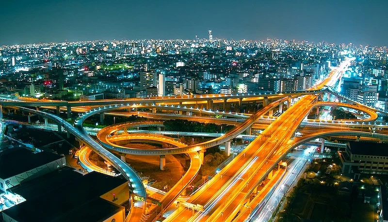 夜晚亮灯的东大阪JCT