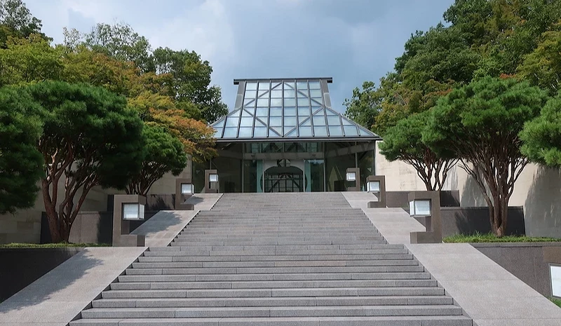 灰色建筑、玻璃屋顶的美术馆