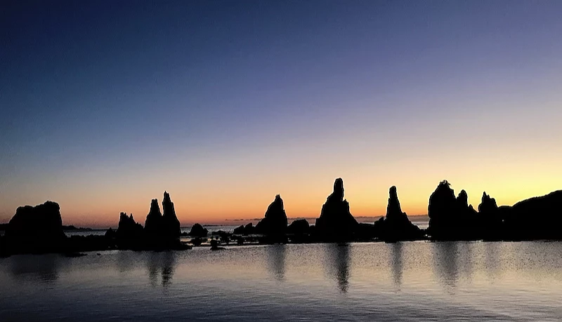 夕阳下的桥杭岩