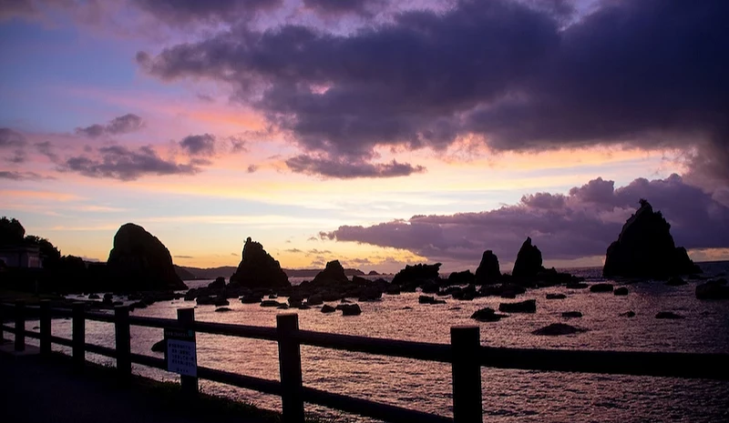 夕阳下的桥杭岩