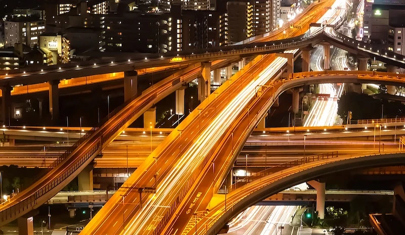 夜晚亮灯的东大阪JCT