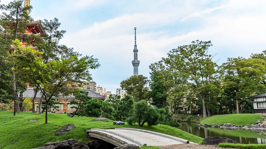 白天的「传法院庭园」可远眺晴空塔
