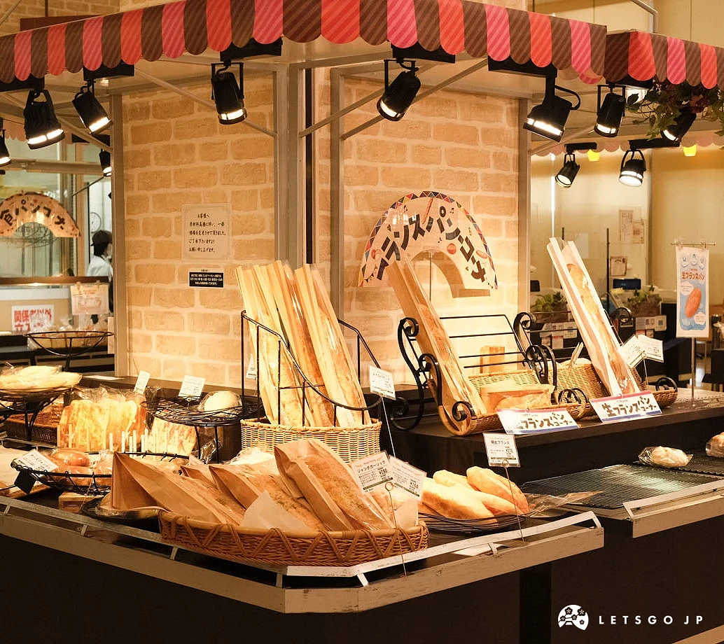 架上擺個數支的法國麵包