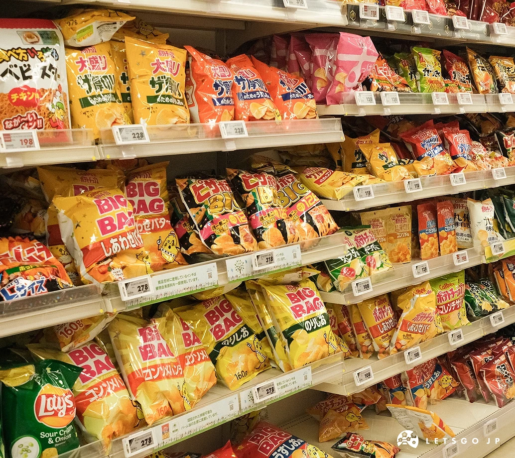 陳列架上擺滿了滿滿的日本零食