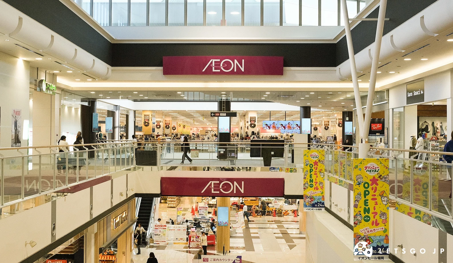AEON MALL的室內照片,除了有顯眼的招牌橫掛外,兩旁有許多店家。