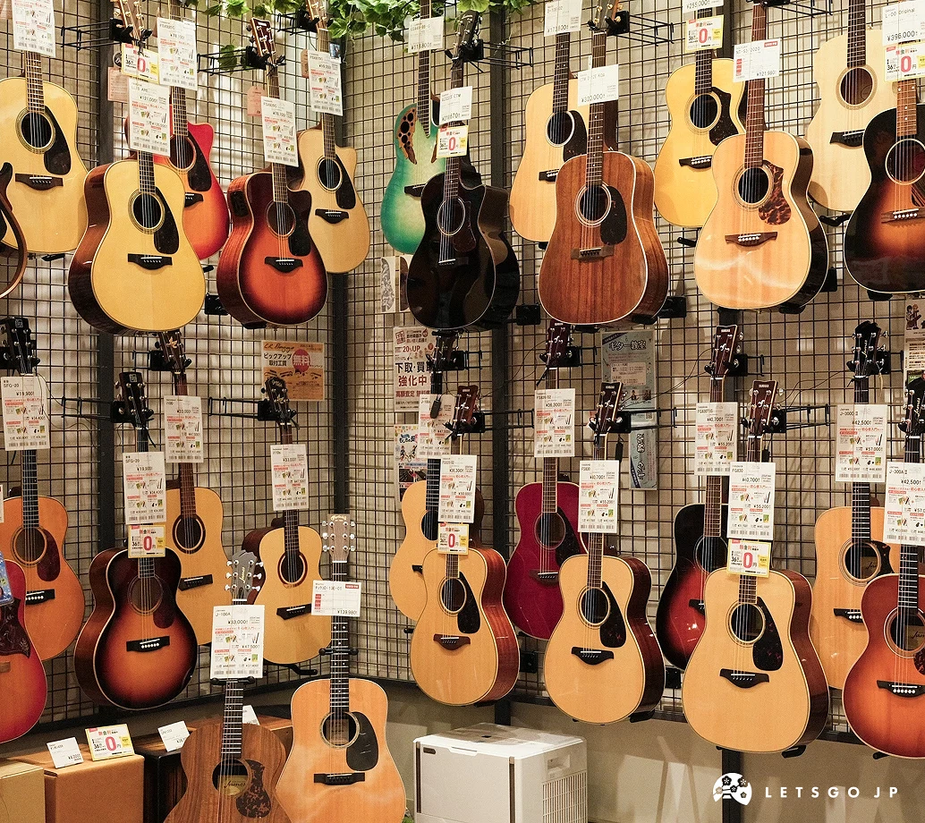 牆上掛了數十把的木吉他