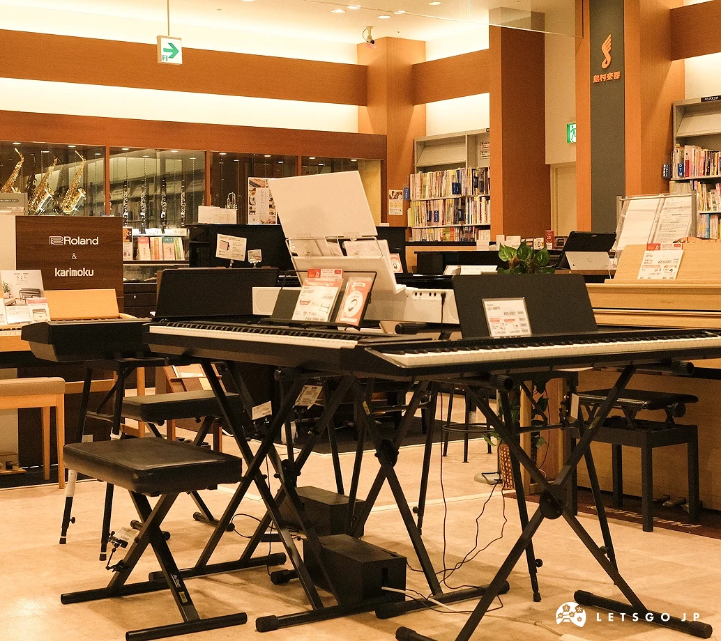 店內擺放著數架鋼琴與電子琴