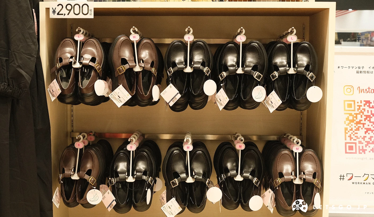 架上掛著販售的女性鞋子