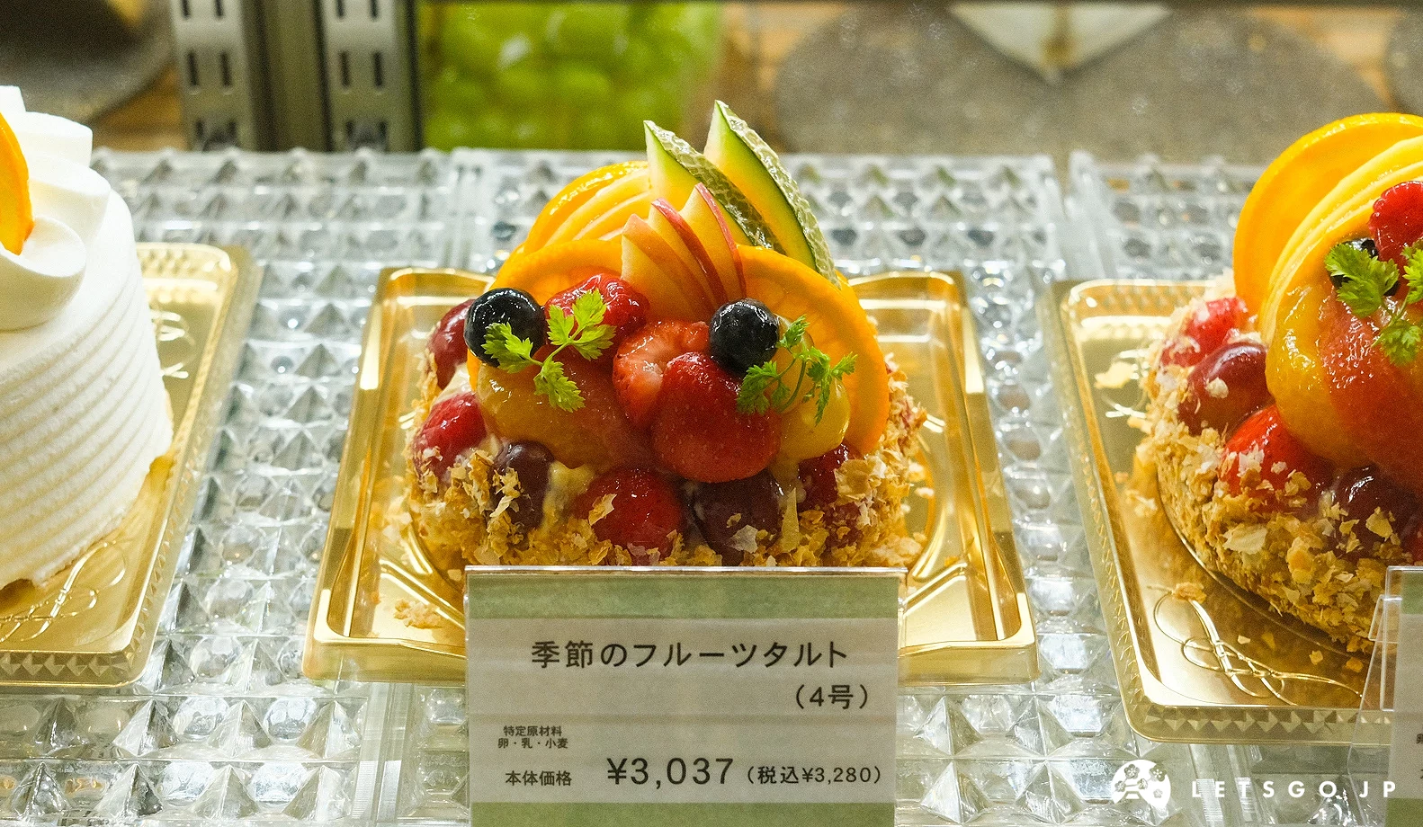 水果塔上擺滿各式水果,哈密瓜、草莓、蘋果、香橙等。