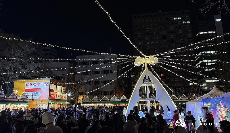 市集内的白色圣诞灯饰和人潮