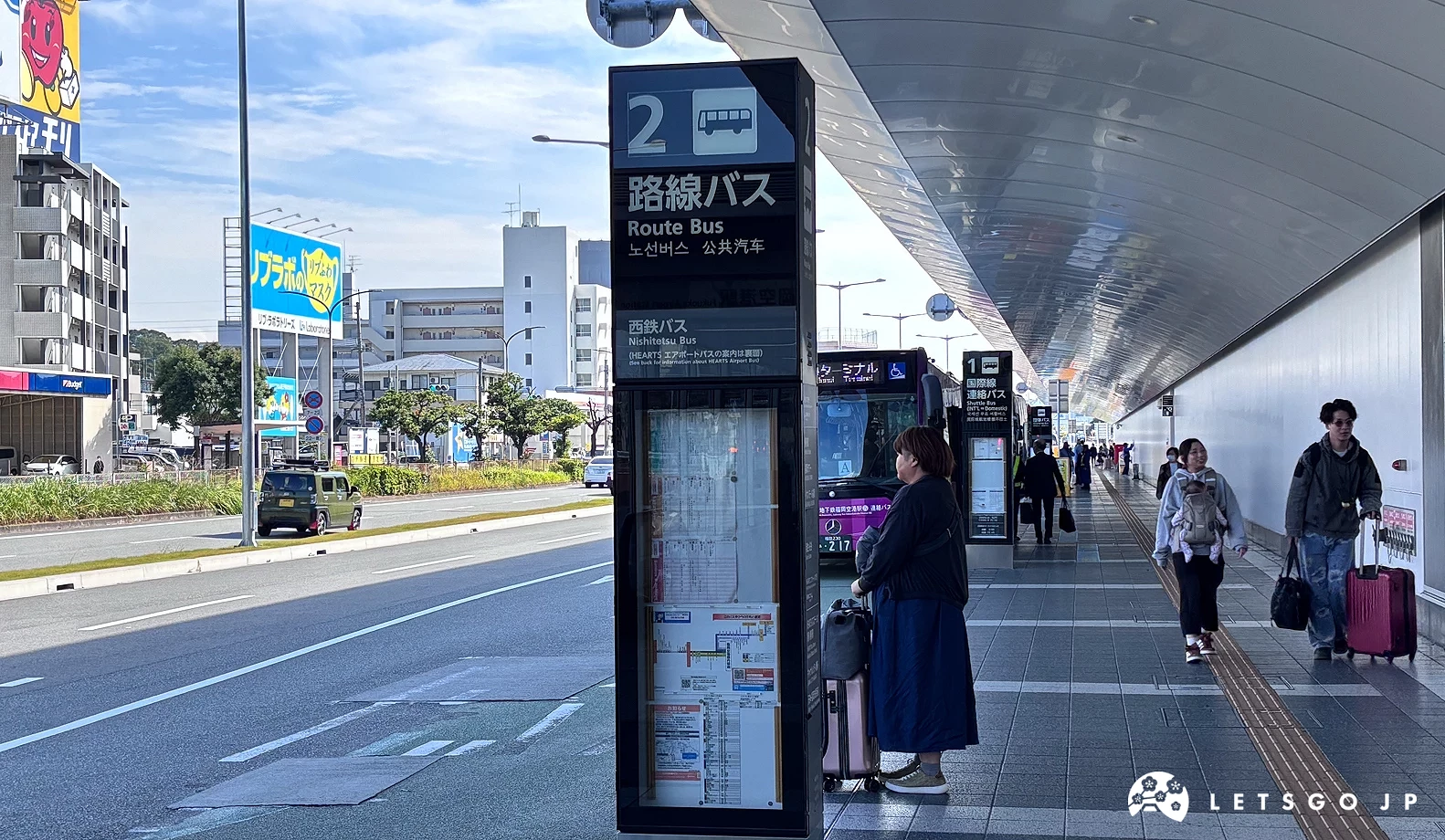 有路人在2號公車站牌前等待公車