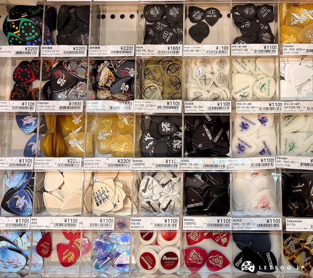 桌上放著許多造型的吉他pick