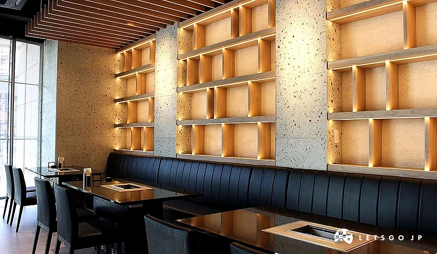 沙發座椅的桌子與座位