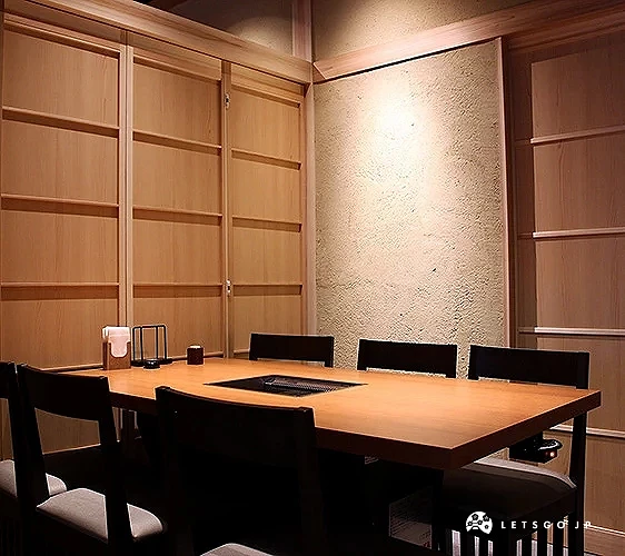 擺放了桌子與椅子的包廂