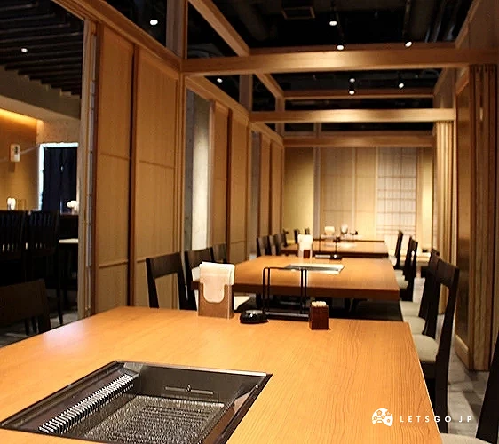 好幾套桌椅的包廂