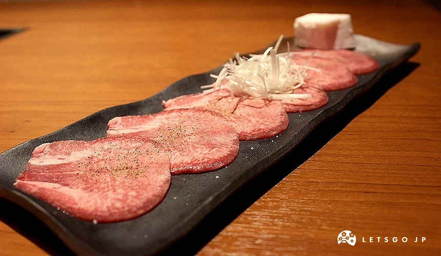 新鮮的牛舌裝飾了蔥花