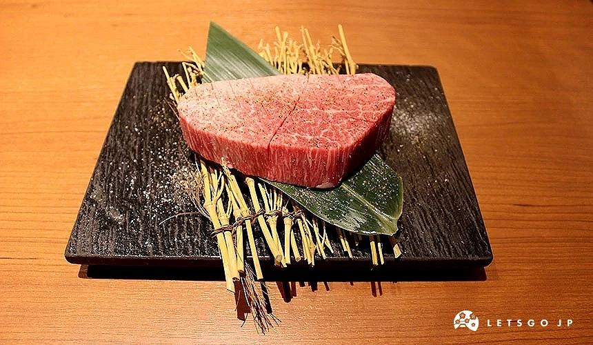 新鮮厚實的牛肉放在盤子上