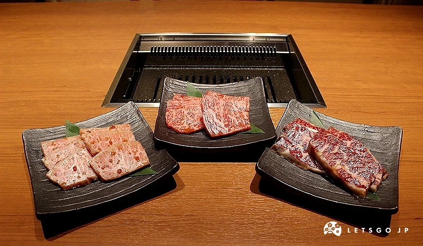 3盤肉片放在燒烤用的烤爐前