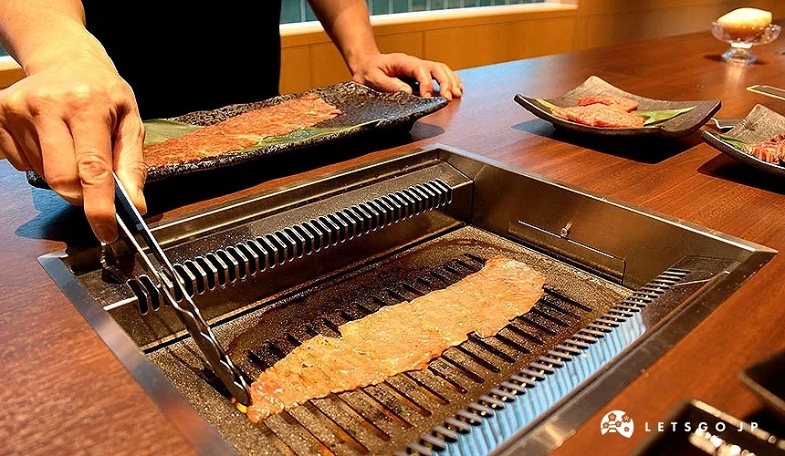 用夾子翻烤極薄的長肉片