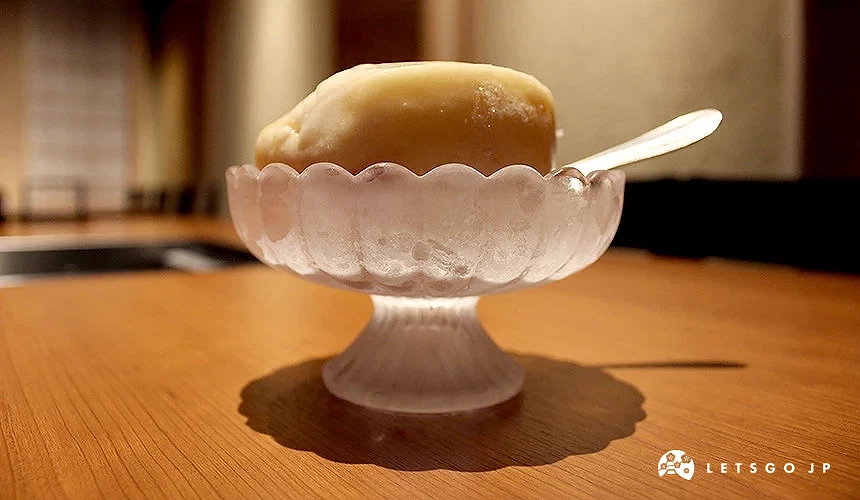 玻璃碗中放了冰淇淋