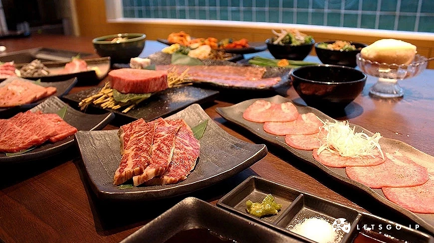 好幾道新鮮的燒肉用肉片與調味料放在桌上