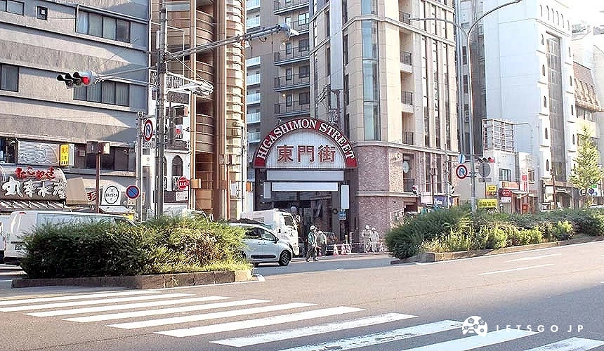 大馬路與寫著東門街的商店街招牌