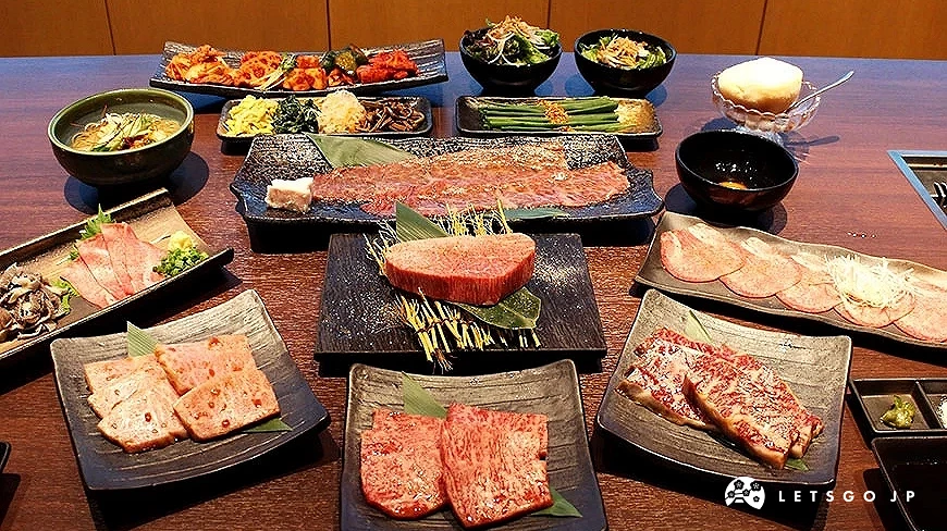 各式新鮮肉類與小菜放在盤子上