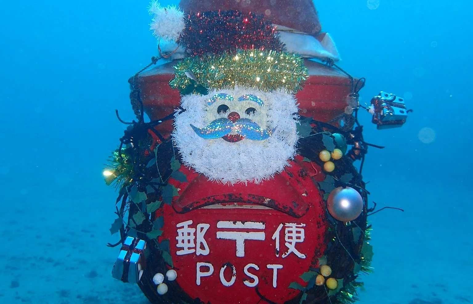 圣诞装饰的海下邮筒
