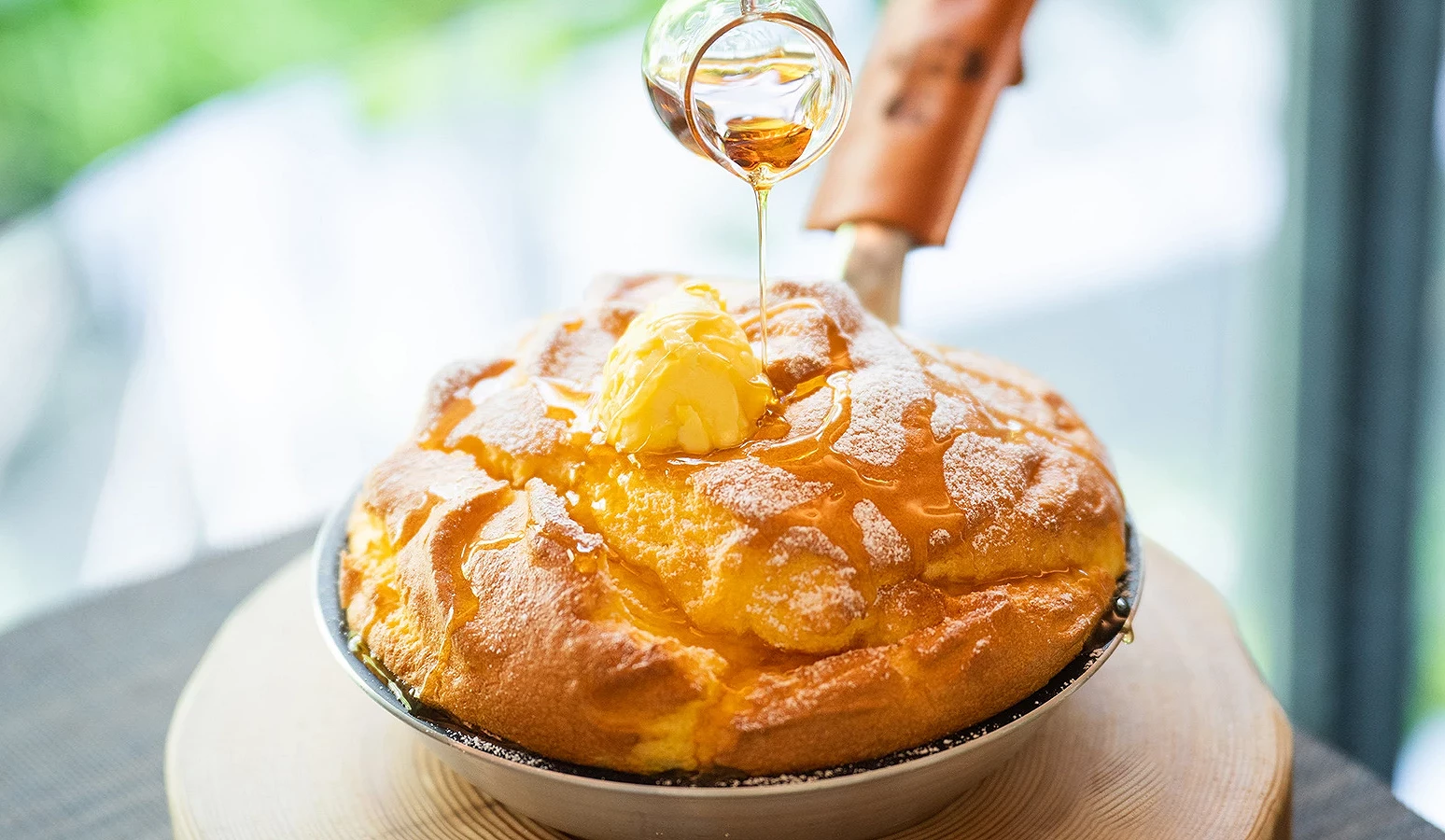 烤鬆餅淋上蜂蜜