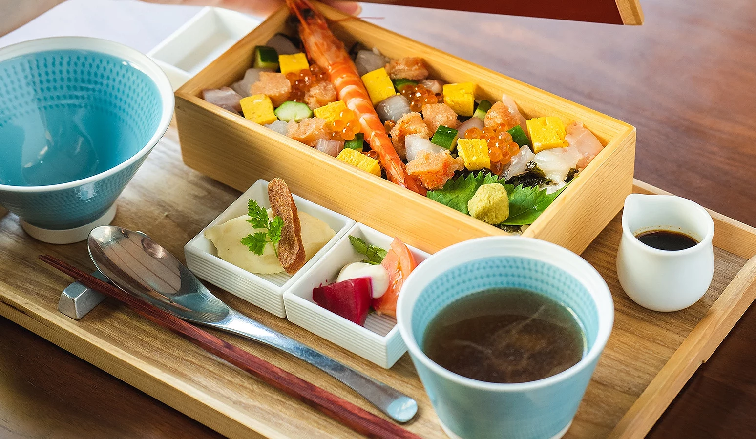 海鮮生魚片飯料理