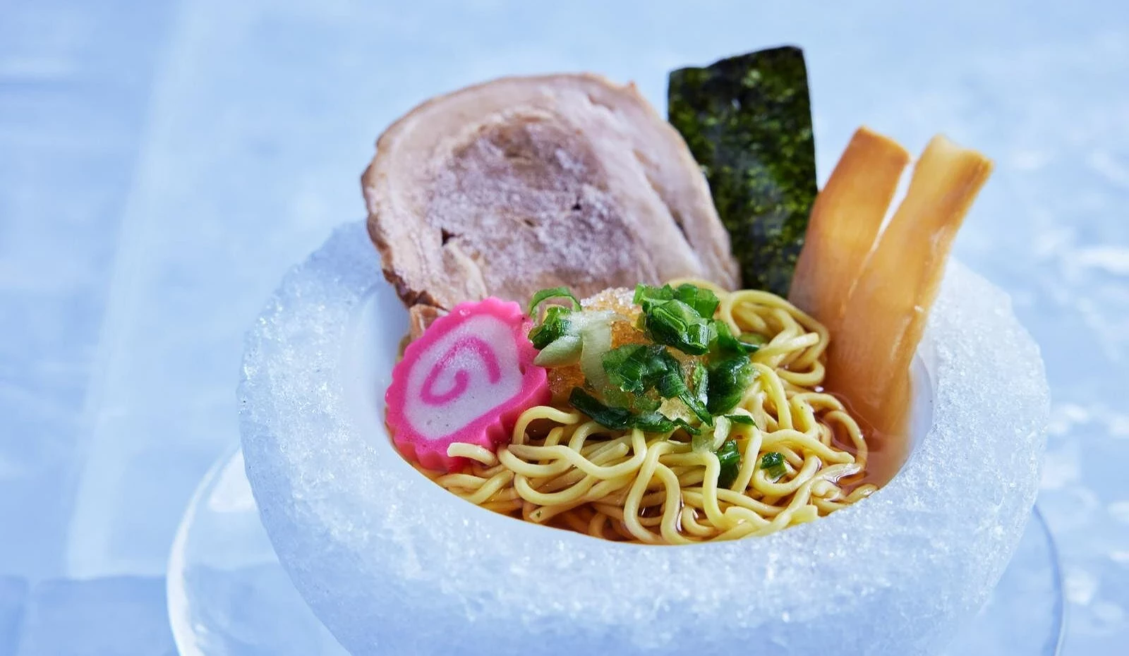 裝在冰雪碗中的拉麵