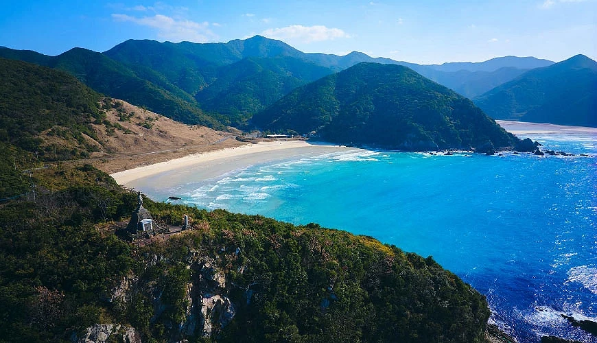 被群山環繞的「高濱海水浴場」海水湛藍提供:五島市