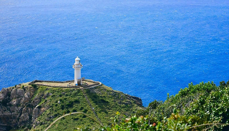 座落蔚藍大海旁斷崖上的「大瀨埼燈塔」提供:五島市