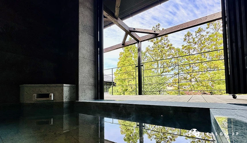 客房內的半露天溫泉,能邊泡湯邊賞景攝影:Angie