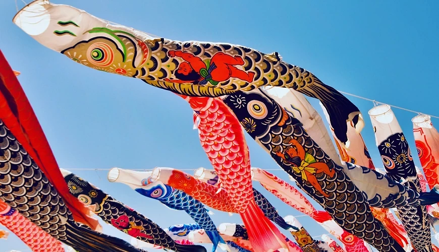 鯉魚旗飄揚在藍天下