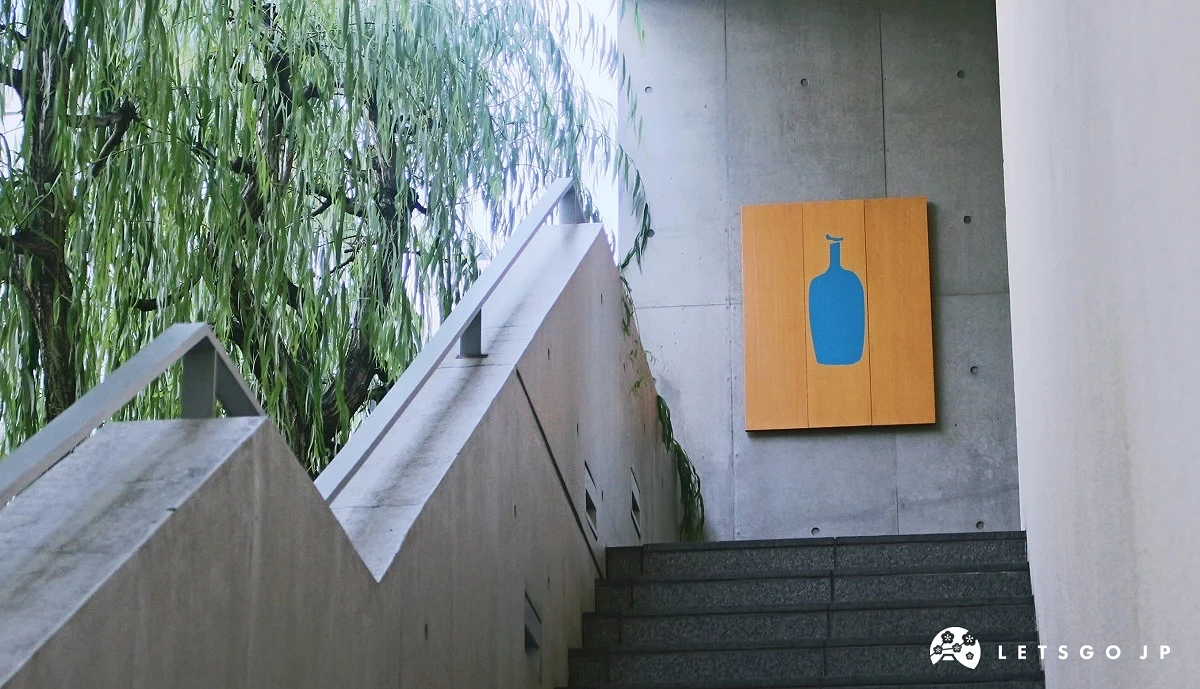 水泥階梯盡頭的牆上有藍瓶咖啡的招牌