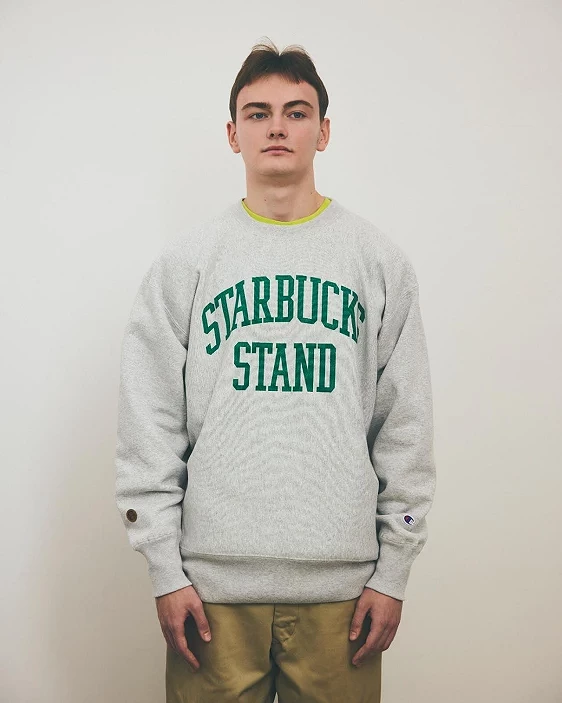 穿着灰色写着STARBUCKS STAND 的衣服的人