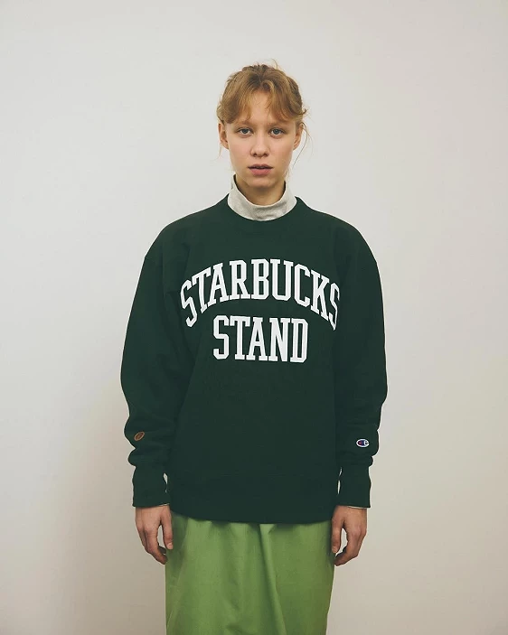 穿着绿色写着STARBUCKS STAND 的衣服的人