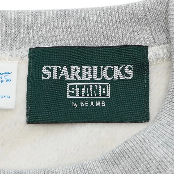 写着STARBUCKS STAND 的灰色衣服标签