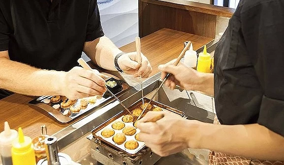 由章魚燒職人手把手教你如何做出好吃的大阪風章魚燒