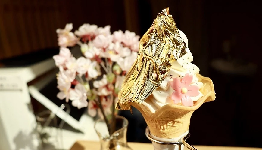 貼上金箔片的冰淇淋